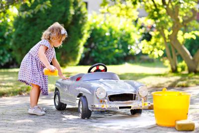 Barn vasker lejetøjsbil